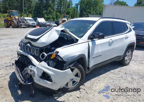 2022 Jeep Compass Latitude 4X4 z USA, uszkodzony, nr VIN 3C4NJDBB5NT143853